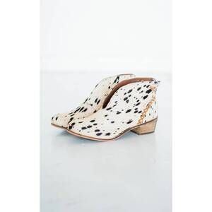 NEW NAUGHTY MONKEY women's all roads bootie in black + white